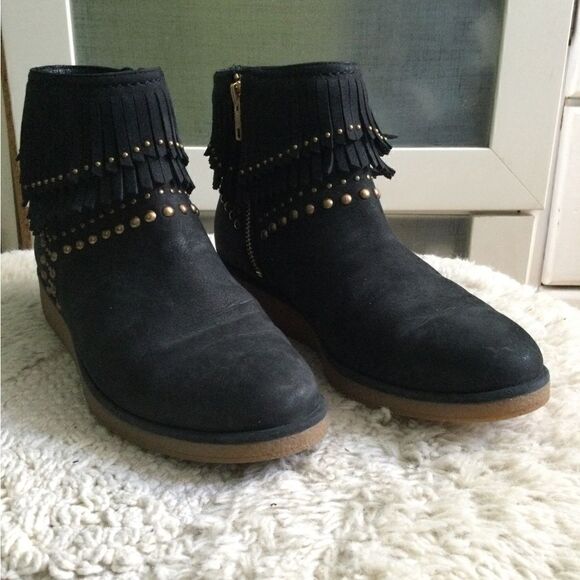 Ugg Sz 7 black fringe boots w rubber wedge sole - Picture 5 of 10